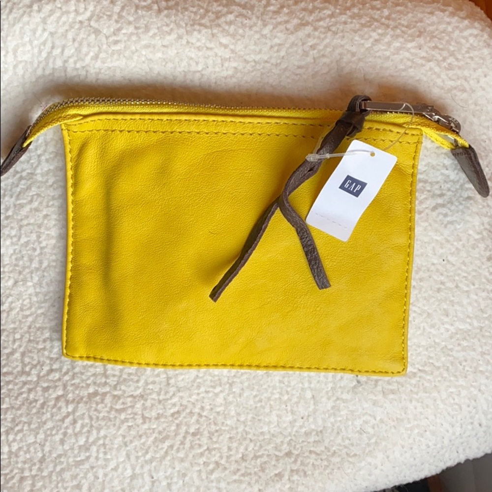 Gap pouch